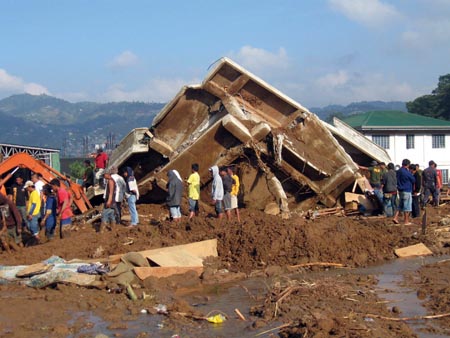LITTLE KIBUNGAN VILLAGE. Volunteers continue to search for victims in landslide debris and mud in Puguis, La Trinidad, Benguet. Photo by Marv Boac Terceño/nordis.net