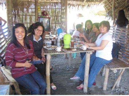 MAKAN_eating time WEEKEND AT THE FARM. (Manipud kannigid0 Emma Tuvera, ti nagsurat, Susan Agaid-Geronimo, Cathy de Guzman, Dhelia Gody-Lim and Josephine Dulay-Manalili (nakatalikod iti camera).
