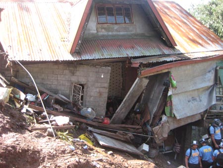 Baguio landslide.2 Sad to say, the city gov't has no comprehensive plans that would address the reality that larger areas of Baguio are prone to natural disaster like landslides. Photo by Aldwin Quitasol