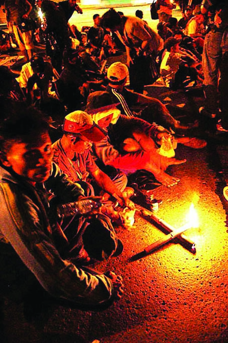 PW-lakbayan-solidarity-night-02 GABI NG PAKIKIISA. Pansamantalang humimlay ang mga magsasaka sa kalsada sa harap ng Department of Agrarian Reform bago ang makasaysayang martsa nila tungong Mendiola kinabukasan. Larawang kuha ni KR Guda/pinoyweekly.org