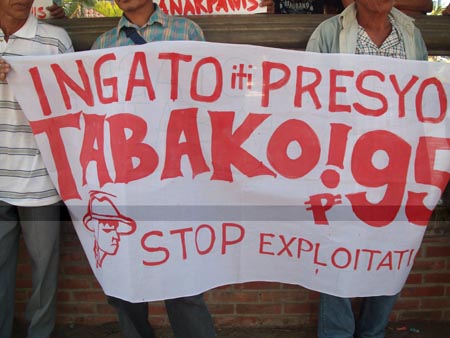 GEDC0772 Ipaglalaban ng mga magsasaka ang pagpapatupad ng P95 kada kilo ng tabako na walang klasipikasyon, pagpapatigil ng ‘stop buying’ na hakbangin ng mga trading centers upang baratin ang presyo ng tabako, pagtanggal ng resiko na kinakaltas para ibaba ang presyo. Photo courtesy of STOP Exploitation.
