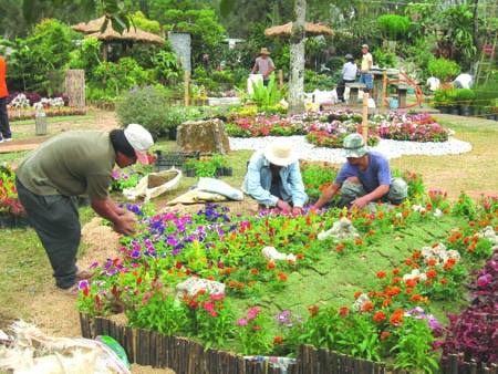 HORTICULTURISTS’ BEST. Hortilculturists from Baguio and Benguet prepare their entries to the landscape competition in the Panagbenga 2010.  Photo by Marv Terceño