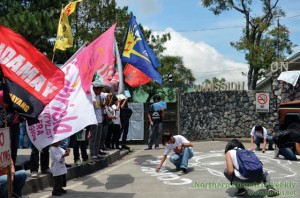 ON THE SPOT PROTEST ART. Members of Kabataan Partylist who trooped to the Commission on Elections (Comelec) Cordillera regional office also expressed their protest the impending disqualification of progressive partylists through an on the spot drawing branding the Comelec as President Aquino’s lapdog. Photo by Delia Bagni