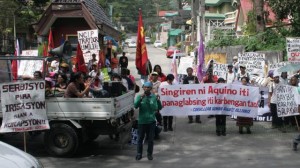 Peasants led by Apit Tako held a picket at the regional office of the Department of Agriculture (DA). Photo by Rocky Ngalob 