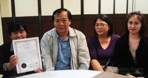 IBALOI CLAIMANTS. (From left to right) Mrs. Pacita Medina holds their Happy Hallow ancestral domain title issued and signed by all the commissioners of the NCIP. Also in the picture: their legal counsel former Benguet Board Member Manuel Cuilan and Chona Kubulan Espina (with eyeglasses) who represents the Kellet clan of Dagsian barangay. Photo by Arthur L. Allad-iw