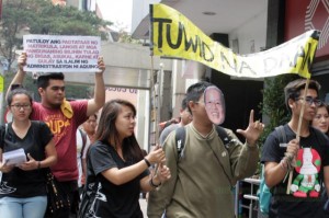 THE CONTINUING DEATH MARCH. Youth protesters march down Session Road on Araw ng Kagitingan, calling for President Aquino’s ouster and an end to the “People’s Death March” down his “Tuwid na Daan”. By Nathan Salvador