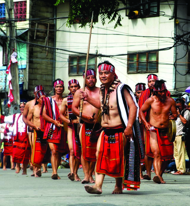 WINNING FORM. Tadian Municipality Mayor Anthony Wooden leads his constituents during the street dancing competition of the Lang-ay Festival 2015. Photo by Aldwin Quitasol
